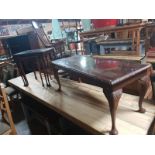 JOB LOT TO INCLUDE ANTIQUE STYLE NEST OF 3 GLASS TOP CARVED WOOD TABLES AND MATCHING SINGLE COFFEE