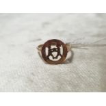 A 9CT GOLD RING HAVING A CIRCLE DESIGN WITH A MIDDLE DESIGN WEIGHT 1.79 RING SIZE O
