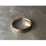 A 9CT GOLD FANCY BAND SIZE M WEIGHT 1.7G