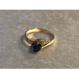 AN A 8CT GOLD DIAMOND AND SAPPHIRE RING, THE CENTRAL OVAL SHAPE SAPPHIRE WITH EITHER SIDE IN A