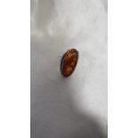 AN AMBER AND SILVER RING SIZE O