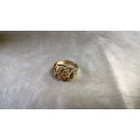 A 9CT GOLD RING DOMED SHAPE UNUSUAL DESIGN SIZE W WEIGHT 4.3G