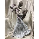 LLADRO SPANISH PORCELAINE 'MY LITTLE SWEETIE' MODEL 6858 YEAR 2001 GOOD CONDITION BOXED