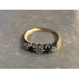 A 9CT GOLD SAPPHIRE AND DIAMOND RING, 5 STONE SETTING WITH THREE DIAMONDS AND TWO SAPPHIRES IN A ROW