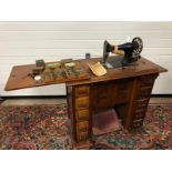 VINTAGE SINGER SEWING MACHINE IN ORIGINAL CABINET WITH SPARE PARTS, INSTRUCTION MANUALS