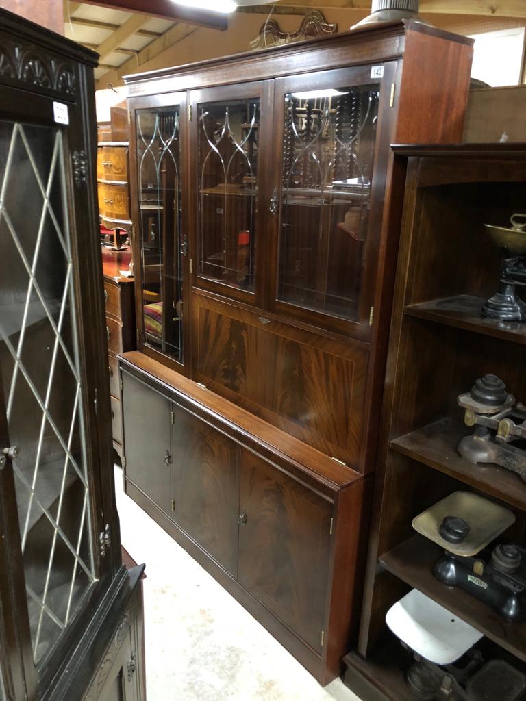 ANTIQUE STYLE FLAME MAHOGANY DRINKS / DISPLAY CABINET WITH DECORATIVE INLAY AND ETCHED GLASS DOORS