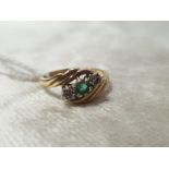 A 9CT GOLD DIAMOND AND EMERALD RING, EMERALD AND DIAMONDS SET IN A TWISTED SHANK SIZE L