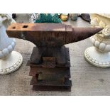 AN EARLY 20TH CENTURY BLACKSMITHS ANVIL ON STAND H X 69 D X 36 W X 70
