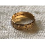 A 9CT GOLD BAND RING FANCY PATTERN AROUND BAND SIZE L WEIGHT 2.1G