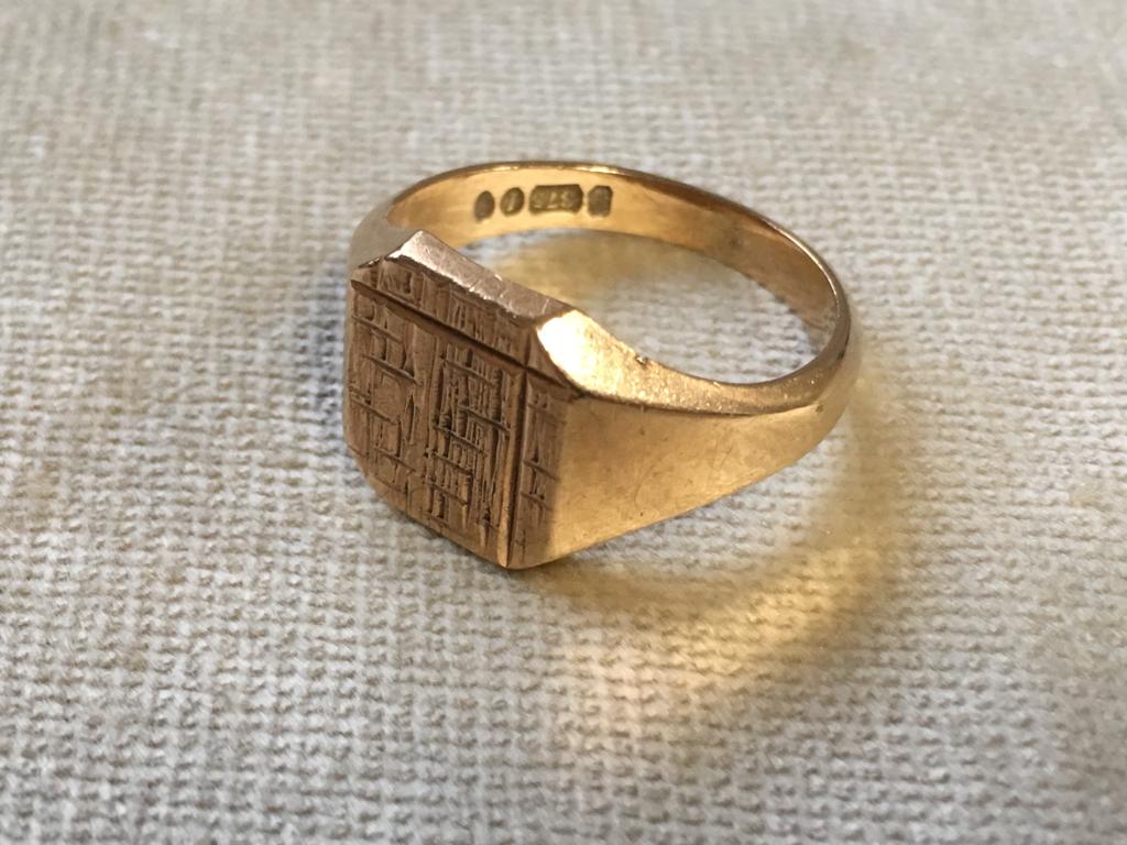 A 9CT GOLD RING SQUARE SHAPE SIGNET RING WITH PATTERN TO TOP. A GOOD WEIGHT 7.5G SIZE R