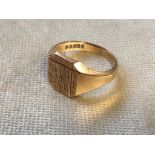 A 9CT GOLD RING SQUARE SHAPE SIGNET RING WITH PATTERN TO TOP. A GOOD WEIGHT 7.5G SIZE R