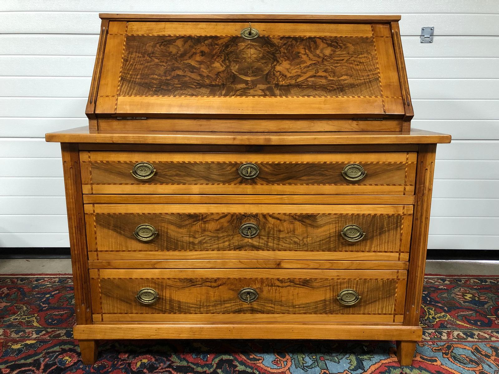 LARGE FINE QUALITY DECO WALNUT THREE DRAWER INLAYED BUREAU WITH BRASS HANDLES COMPLETE WITH FOUR