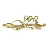 An Edwardian 9ct gold pear shaped peridot and split pearl bar brooch 2.85g