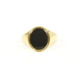A gentleman's 22ct gold black oval onyx plaque signet ring, size R leading edge,9.39g