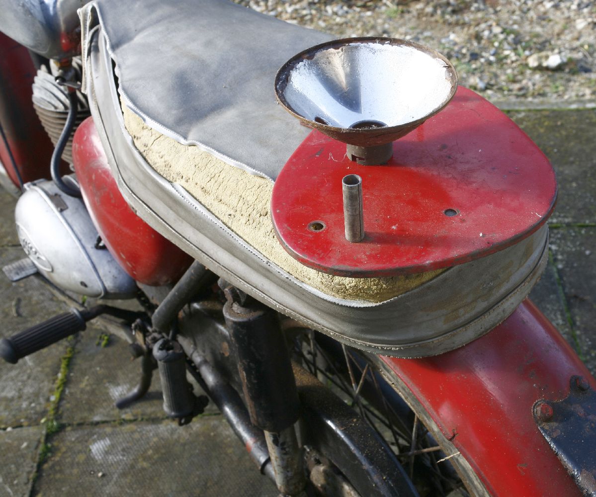 BSA Bantam D7 175 (believed to be 1961) motorcycle,registration number THV 872, no papers, missing - Image 2 of 11