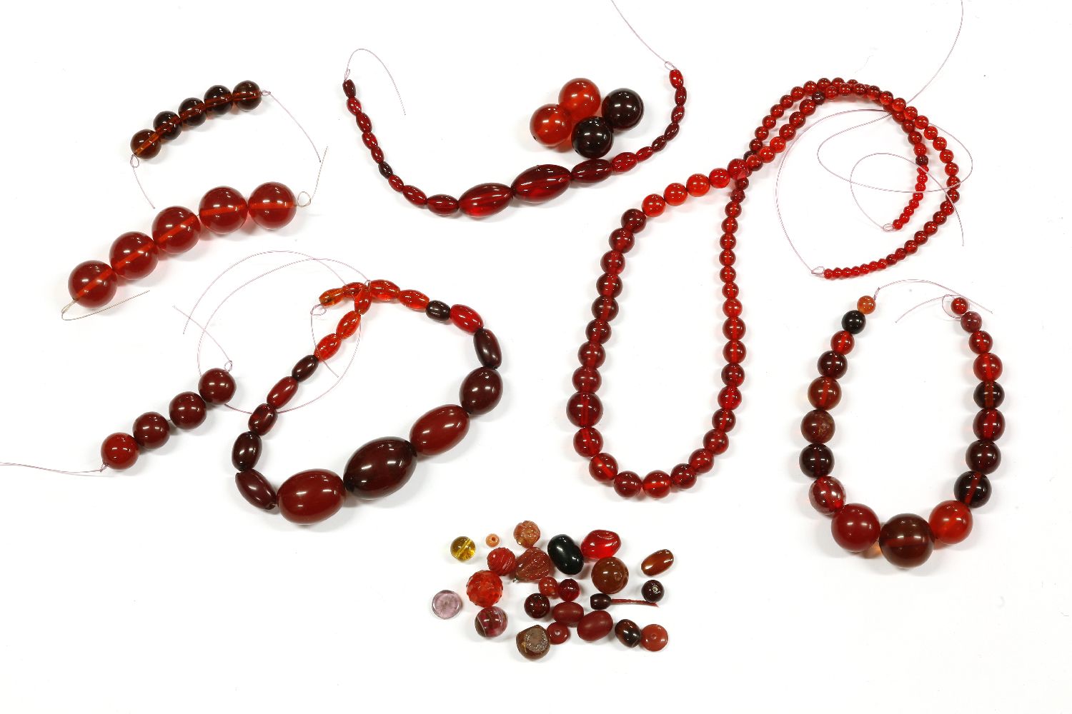 A collection of mixed Bakelite and early plastic beads, including large barrel shaped examples - Image 2 of 2