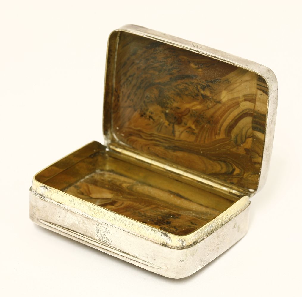 An unmarked 18th century silver and polished brown agate snuff box,of rectangular form with - Bild 2 aus 3