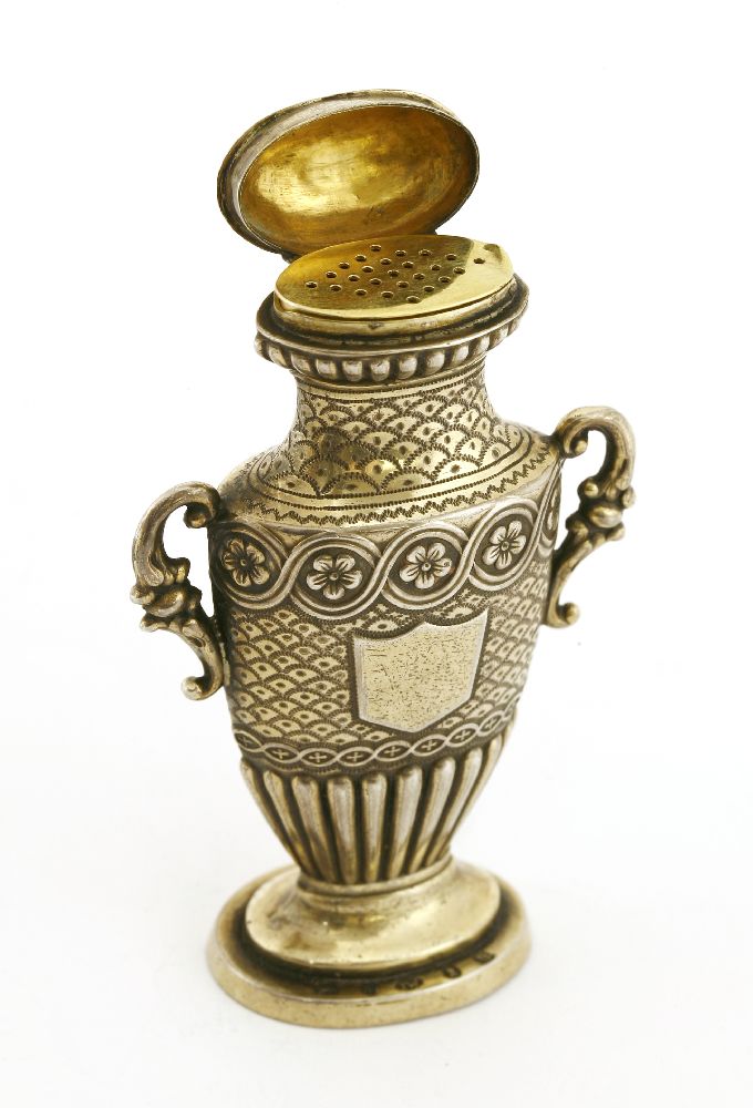 A William lV silver gilt urn-shaped vinaigrette,Joseph Willmore, Birmingham 1831,the hinged cover - Bild 2 aus 2