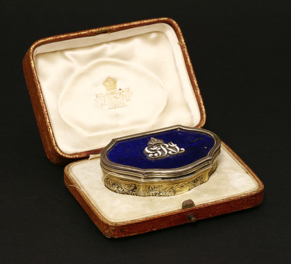 An unusual Edwardian silver gilt lapiz and enamel snuff box,in the mid-18th century style,James S