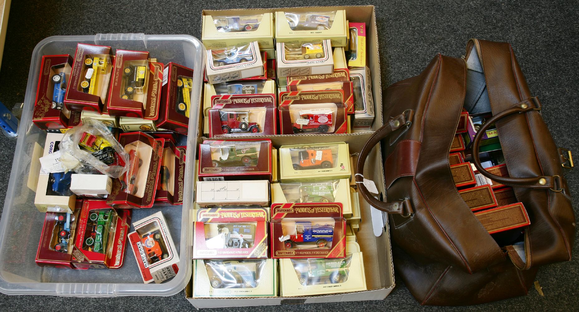 A collection of approximately one hundred matchbox Corgi and Dinky, and other new toy vehicles, in - Image 2 of 2