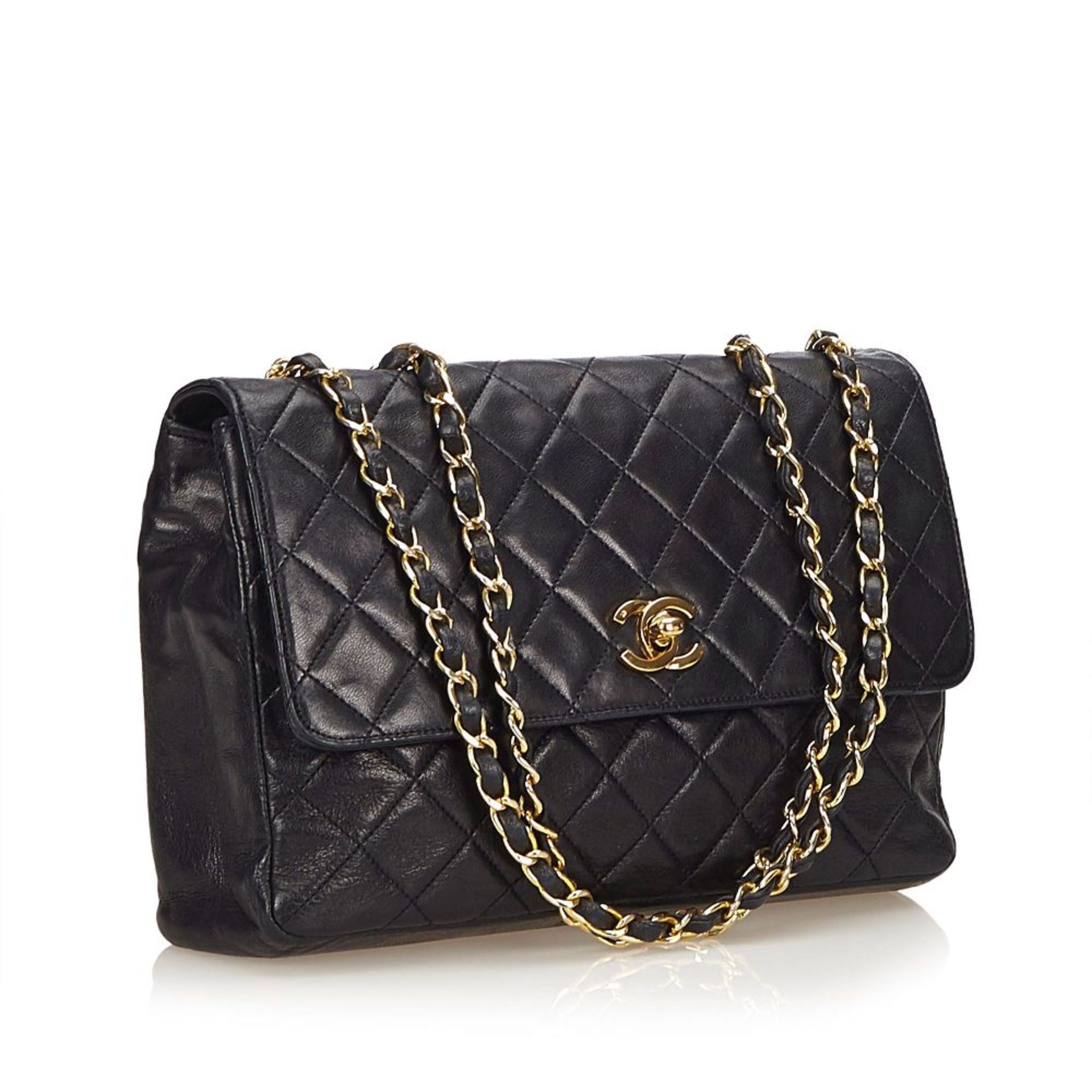 A Chanel matelassé leather flap bag,featuring a lambskin leather body, exterior back pocket, gold- - Bild 2 aus 5