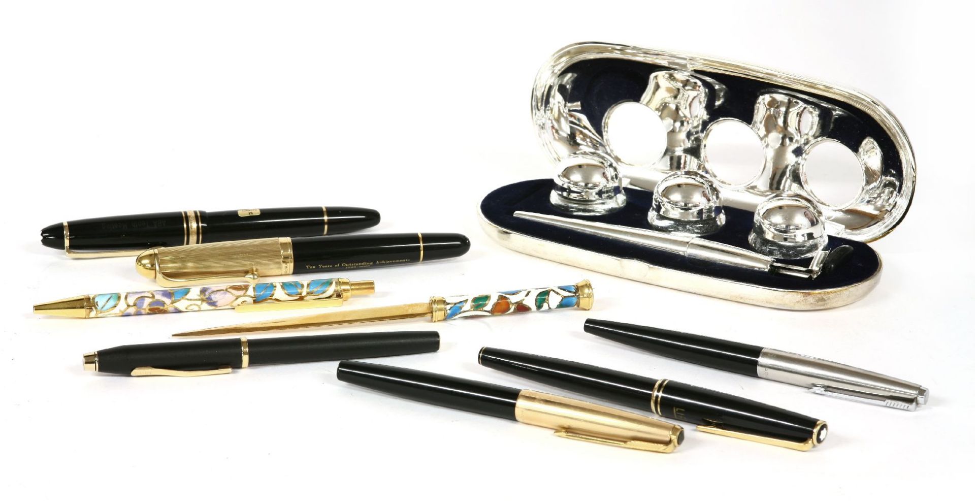 A Mont Blanc Meisterstück No.146 pen,with medium nib and presentation case,an aurora black