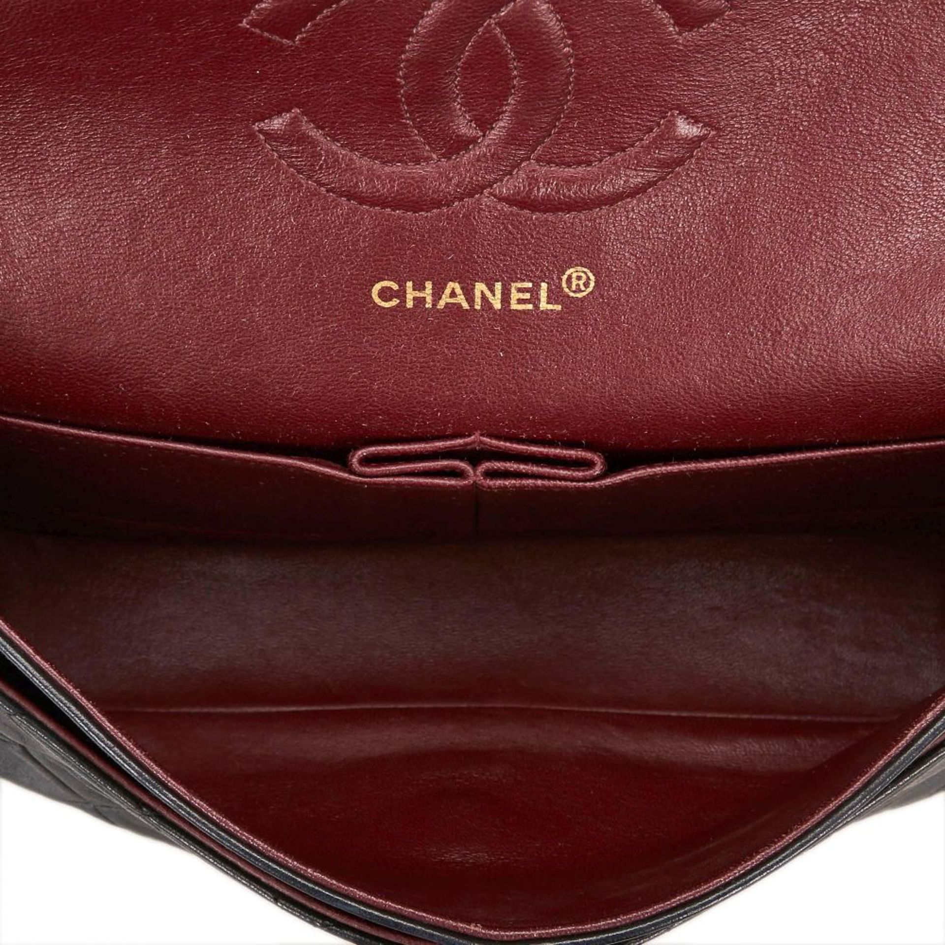 A Chanel classic medium double flap bag,featuring a quilted lambskin leather body, chain shoulder - Bild 5 aus 7