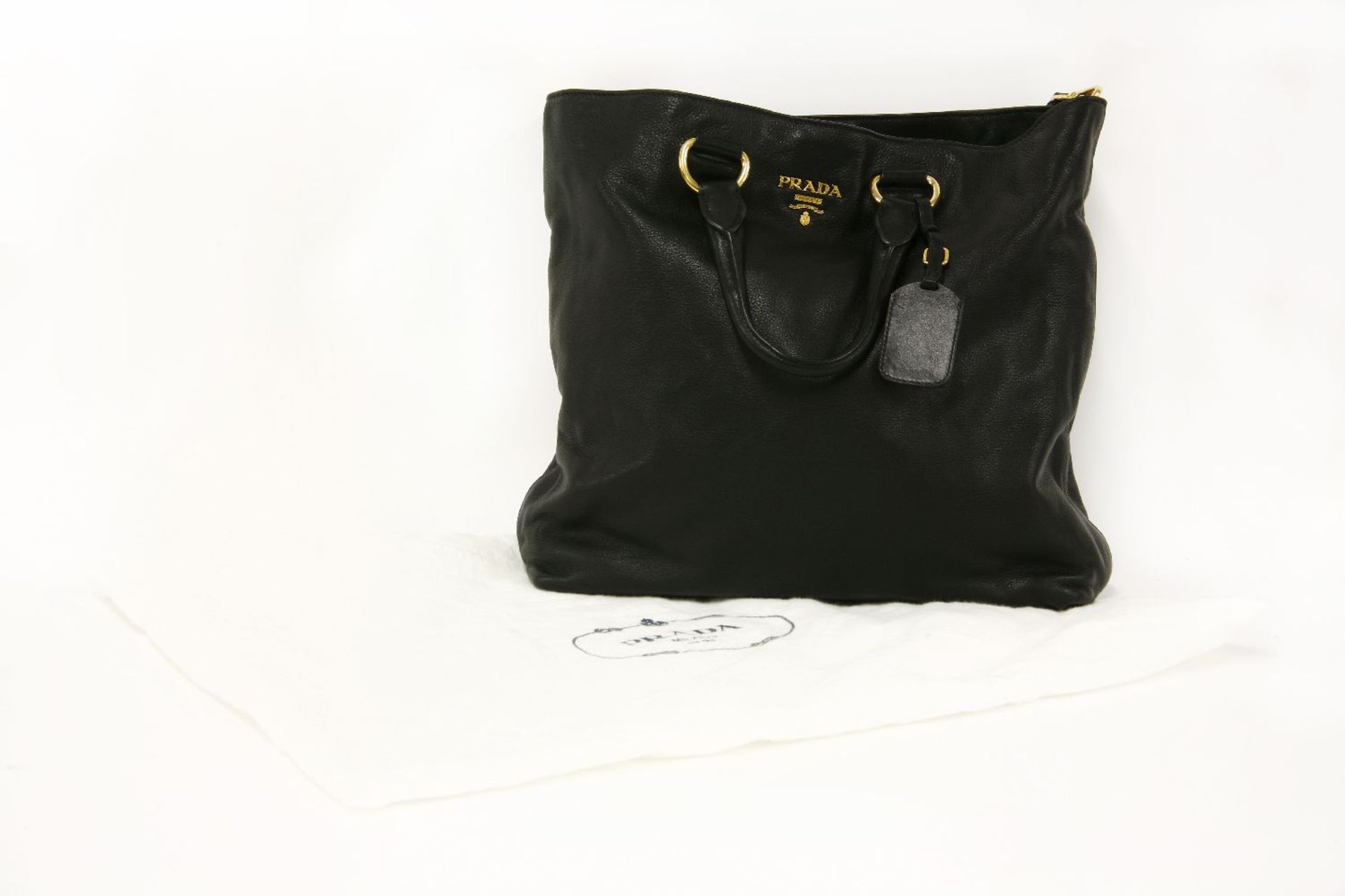 A Prada black leather handbag,featuring a black pebbled leather exterior, gold-tone hardware - Bild 2 aus 2