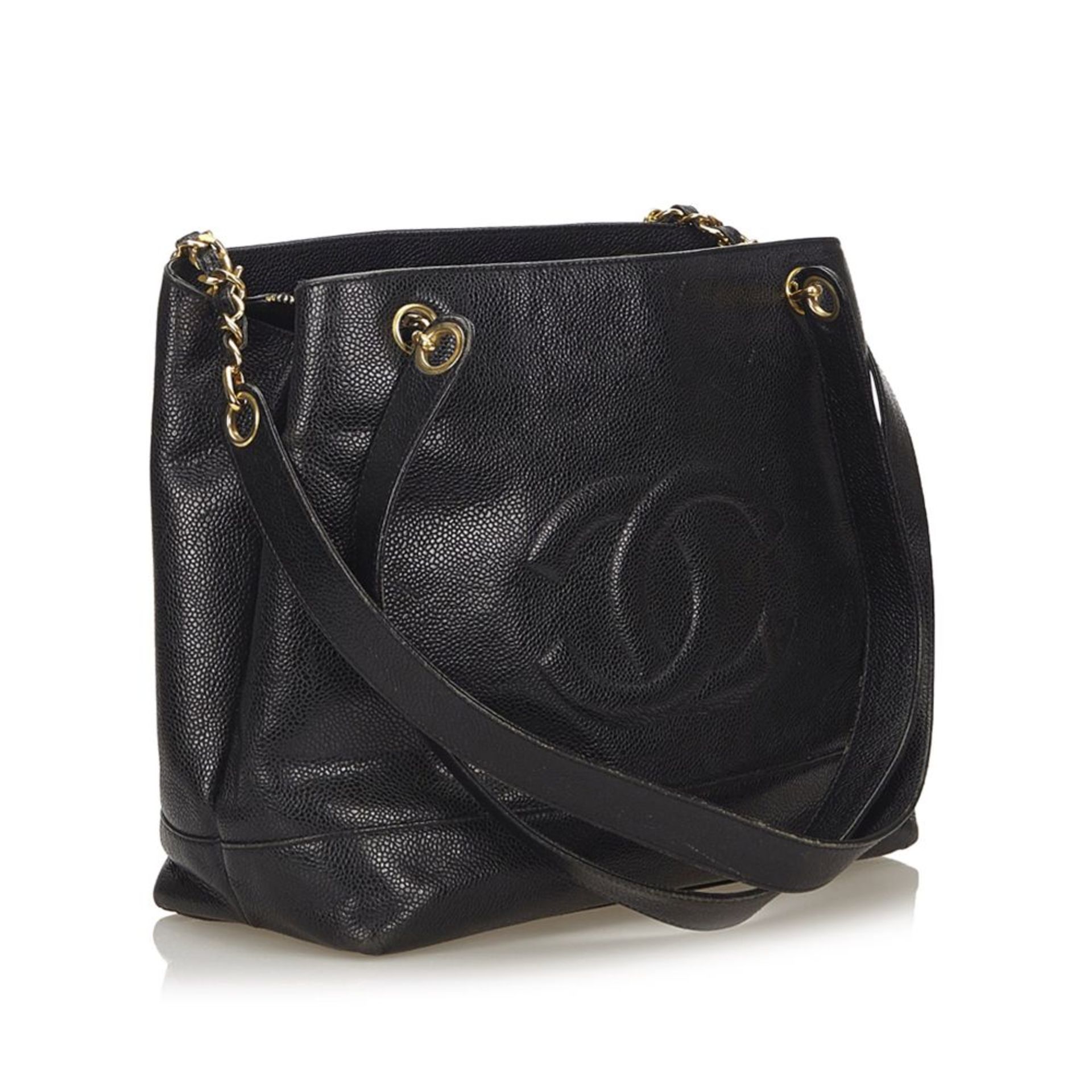A Chanel 'CC' caviar leather shoulder bag,featuring a caviar leather body, flat leather straps - Bild 2 aus 6