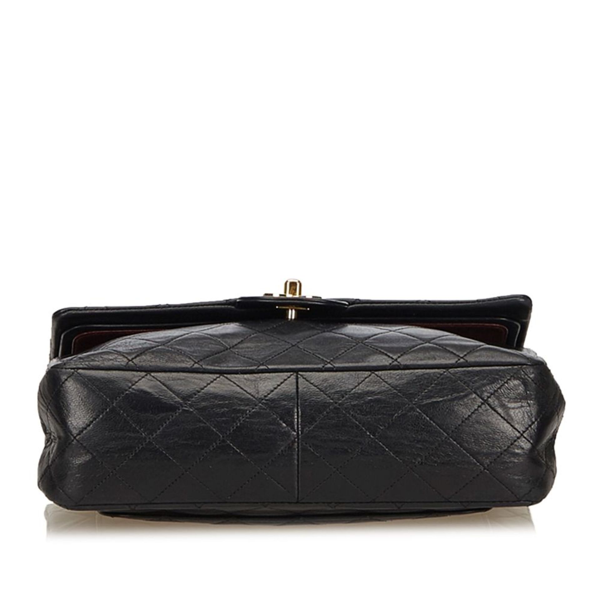 A Chanel classic medium double flap shoulder bag,featuring a quilted leather body, chain shoulder - Image 4 of 6