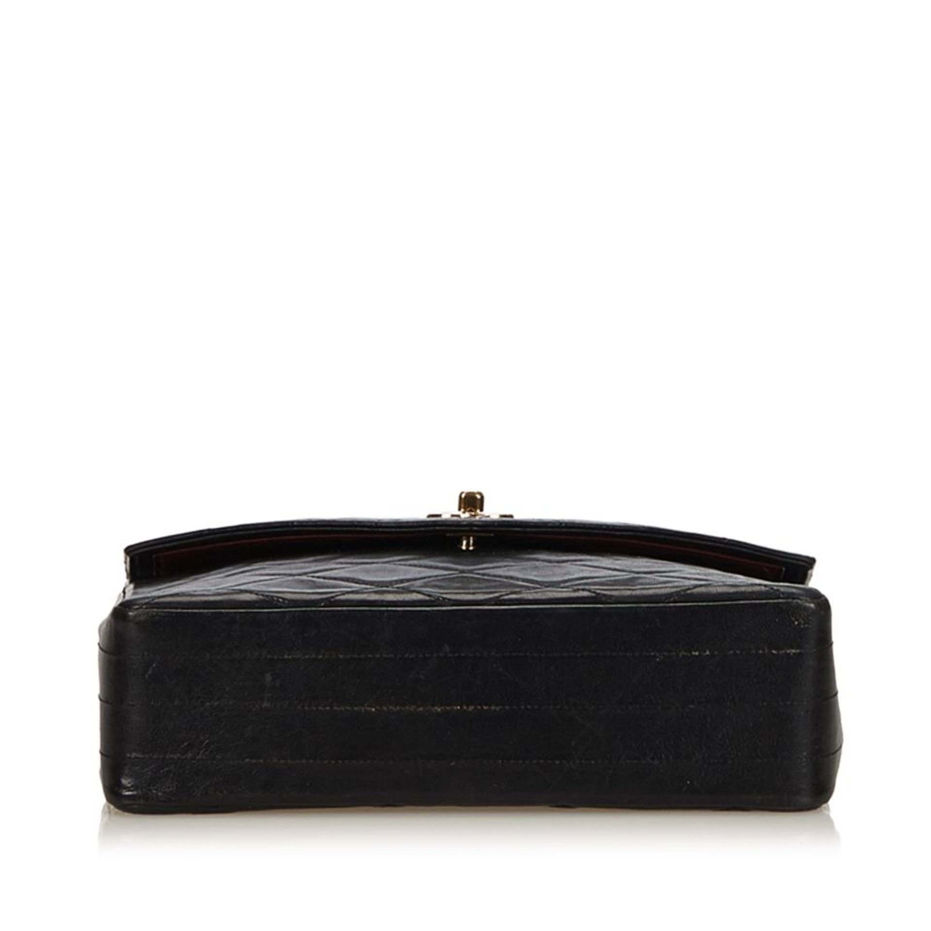 A Chanel matelassé leather chain flap bag,featuring a leather body, exterior back open pocket, - Bild 4 aus 5