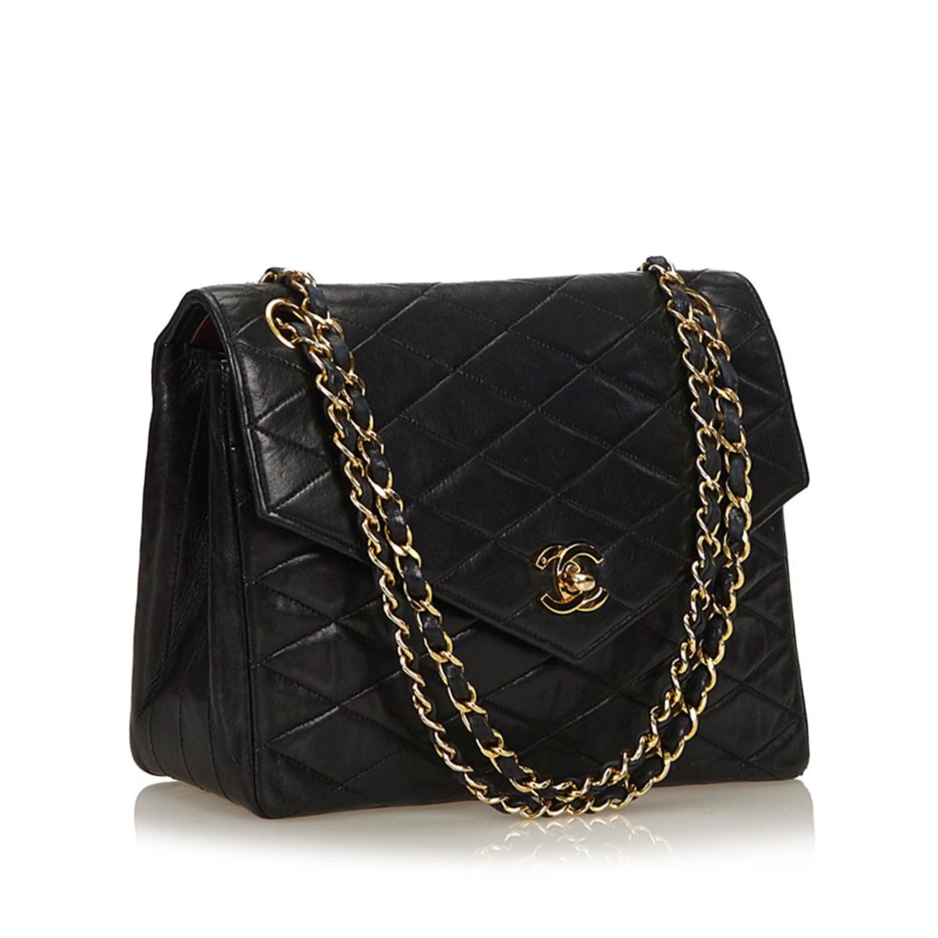 A Chanel matelassé leather chain flap bag,featuring a leather body, exterior back open pocket, - Bild 2 aus 5