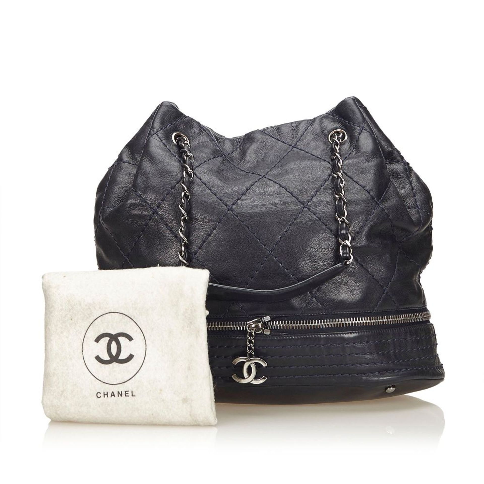 A Chanel 'Expandable Ligne' drawstring handbag,featuring a leather body, dual chain-link and leather - Image 3 of 3