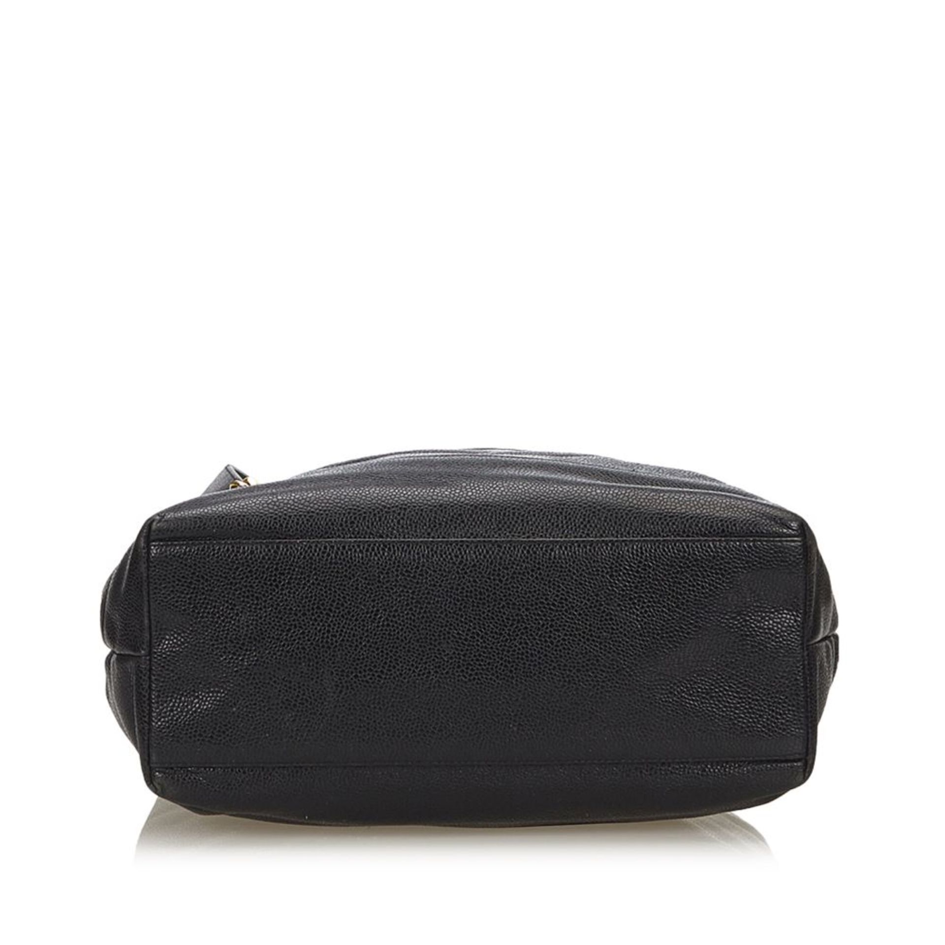 A Chanel 'CC' caviar leather shoulder bag,featuring a caviar leather body, flat leather straps - Bild 4 aus 6