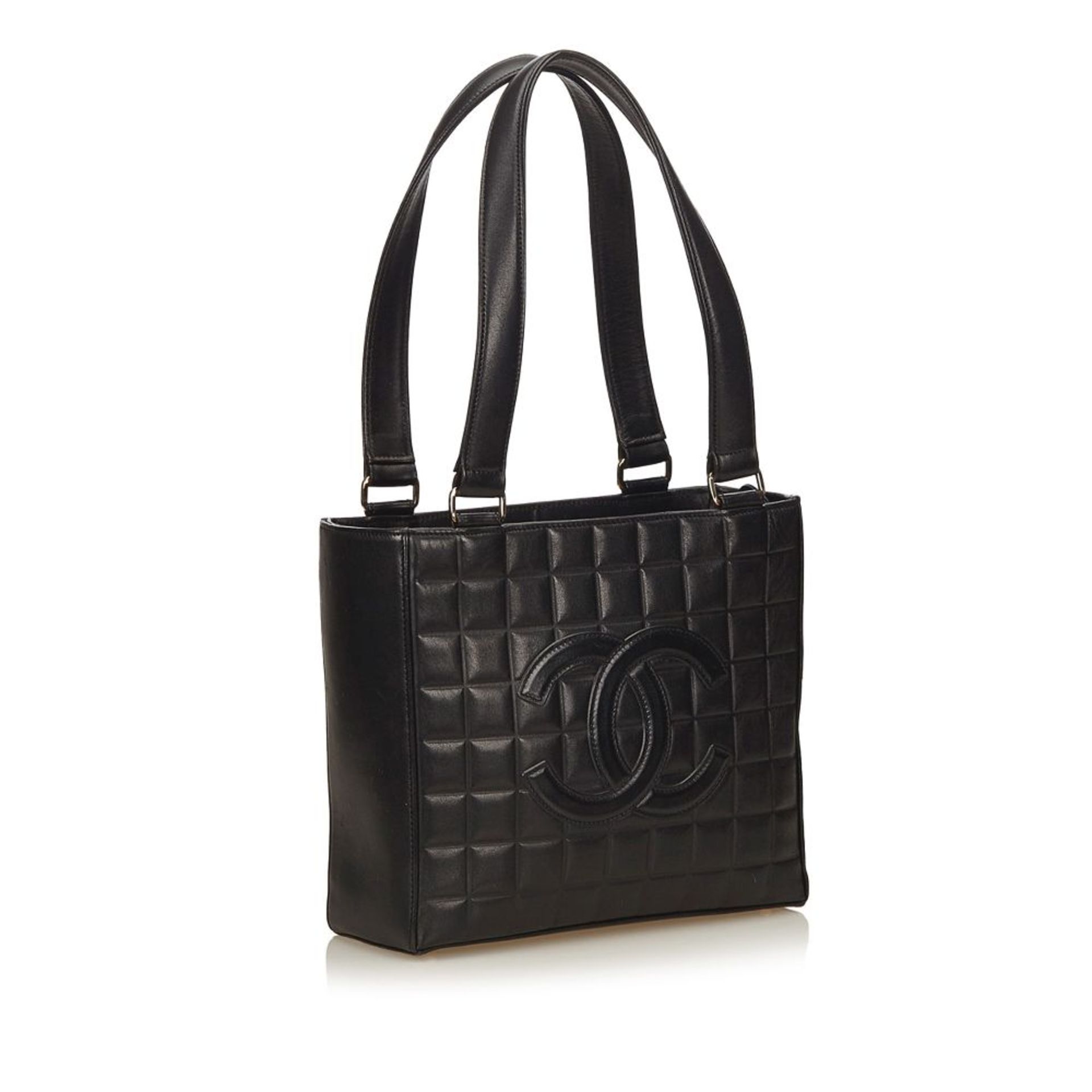 A Chanel 'Choco Bar' leather shoulder bag,with a leather body, a flat leather strap, an open top, - Bild 2 aus 4