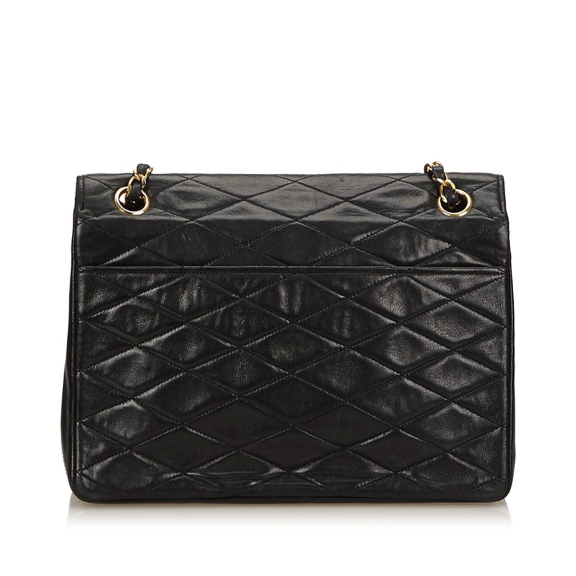 A Chanel matelassé leather chain flap bag,featuring a leather body, exterior back open pocket, - Bild 3 aus 5