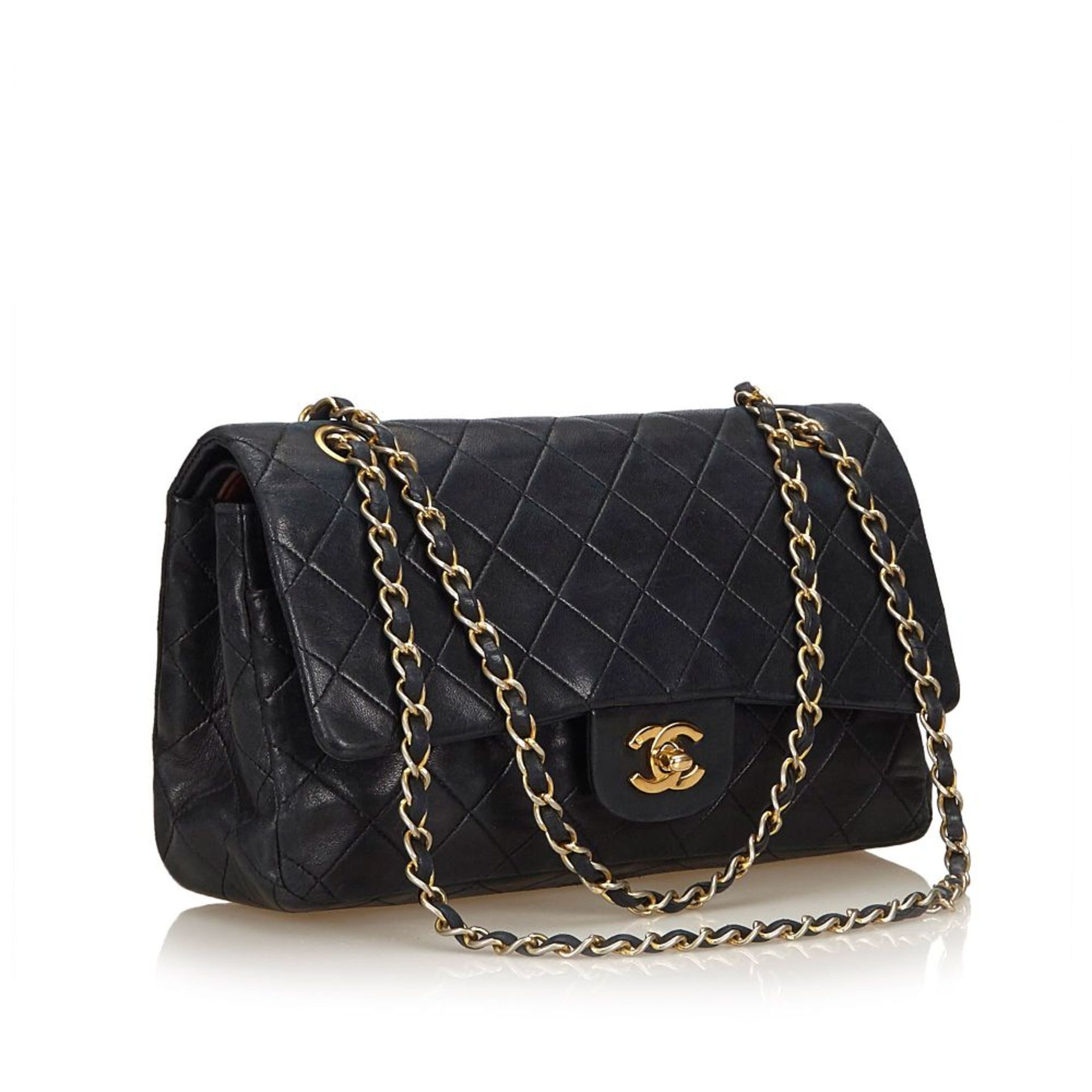A Chanel classic medium double flap bag,featuring a quilted lambskin leather body, chain shoulder - Bild 2 aus 7