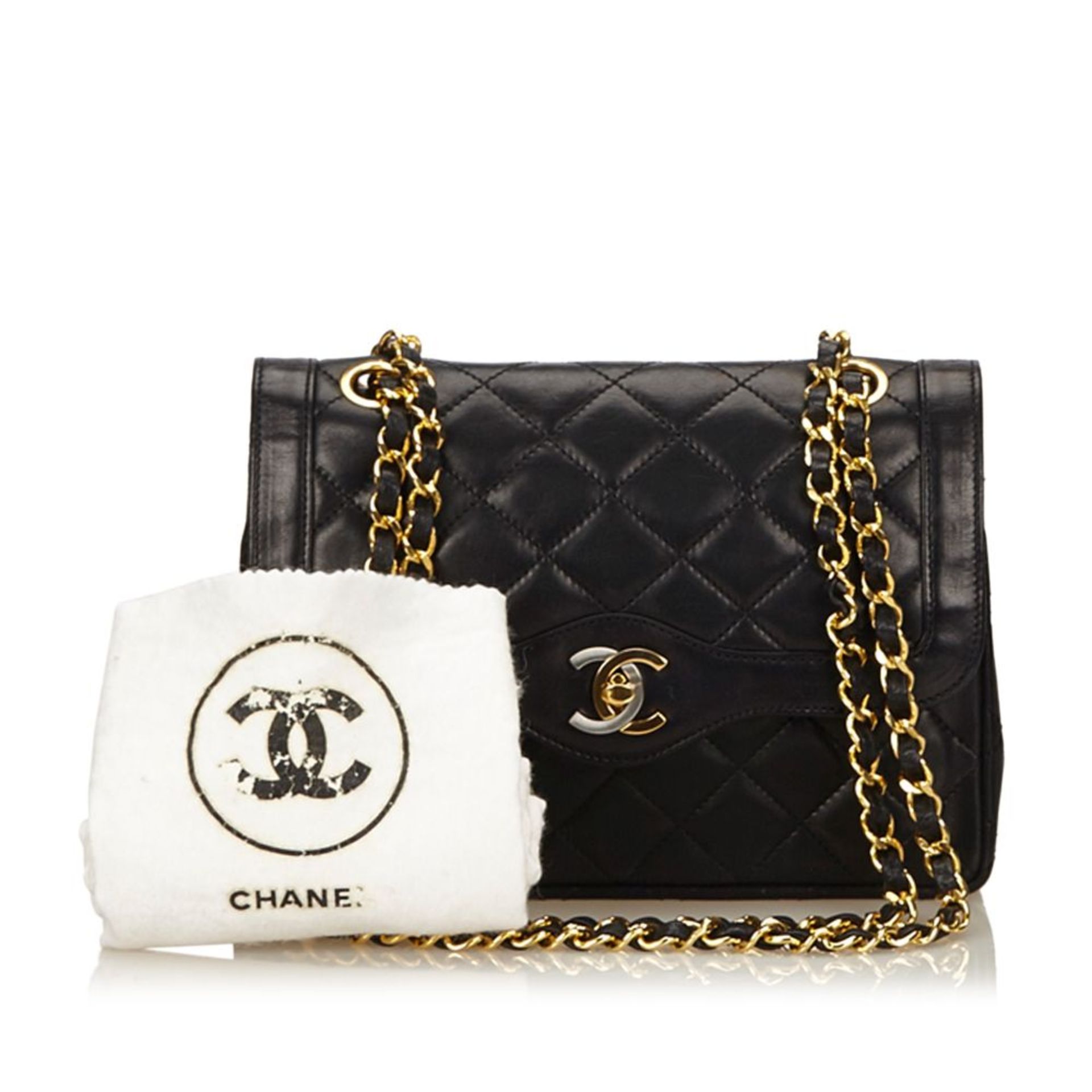 A Chanel matelassé lambskin leather chain shoulder bag,a lambskin leather body, exterior back slip - Image 4 of 4