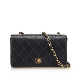 A Chanel matelassé leather flap bagfeaturing a lambskin leather body, a front flap with interlocking