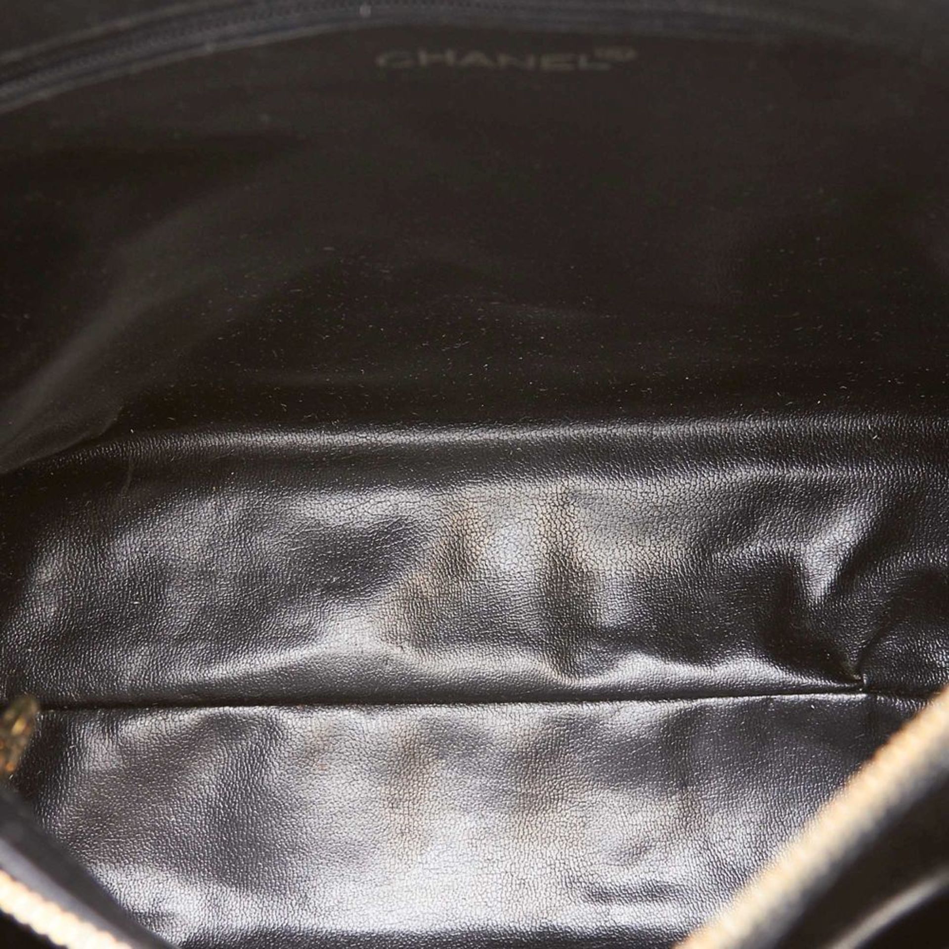 A Chanel 'CC' caviar leather shoulder bag,featuring a caviar leather body, flat leather straps - Bild 5 aus 6