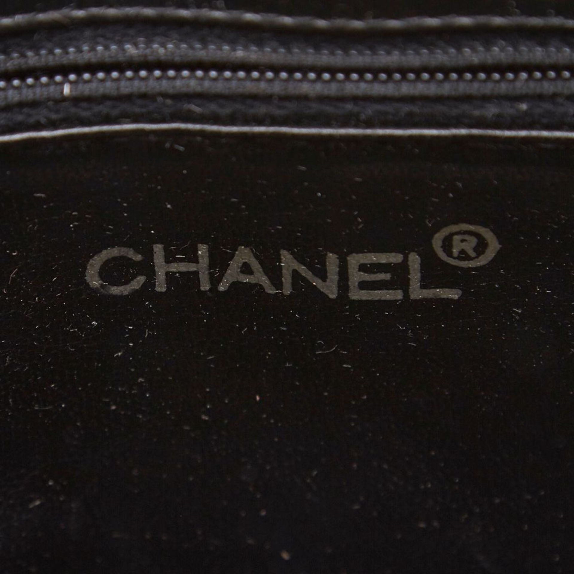 A Chanel 'CC' caviar leather shoulder bag,featuring a caviar leather body, flat leather straps - Bild 6 aus 6