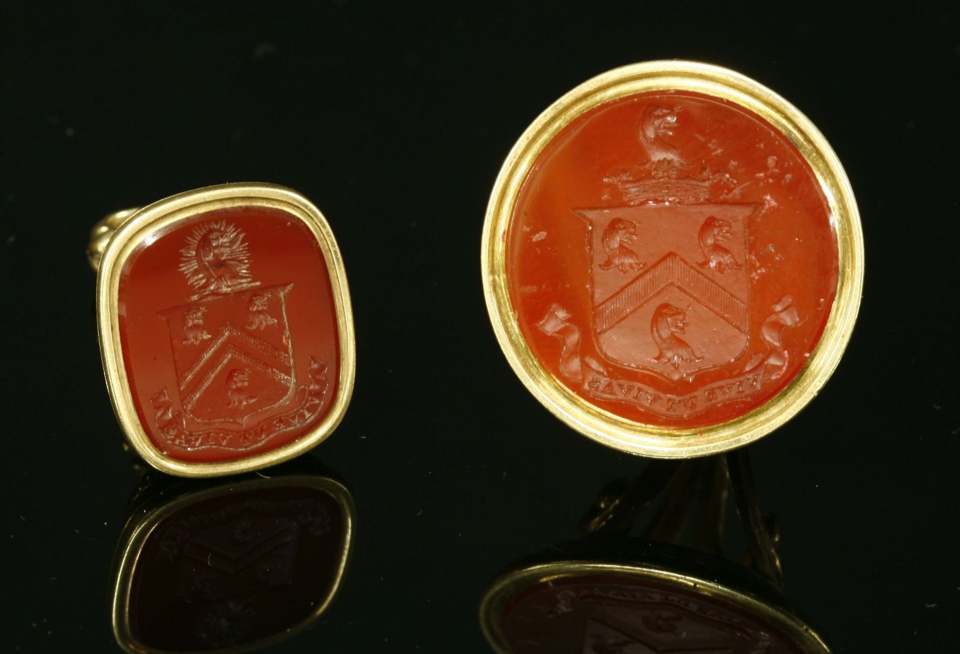 A Georgian gold intaglio carved hardstone seal, c.1790, with a circular cornelian tablet bearing the