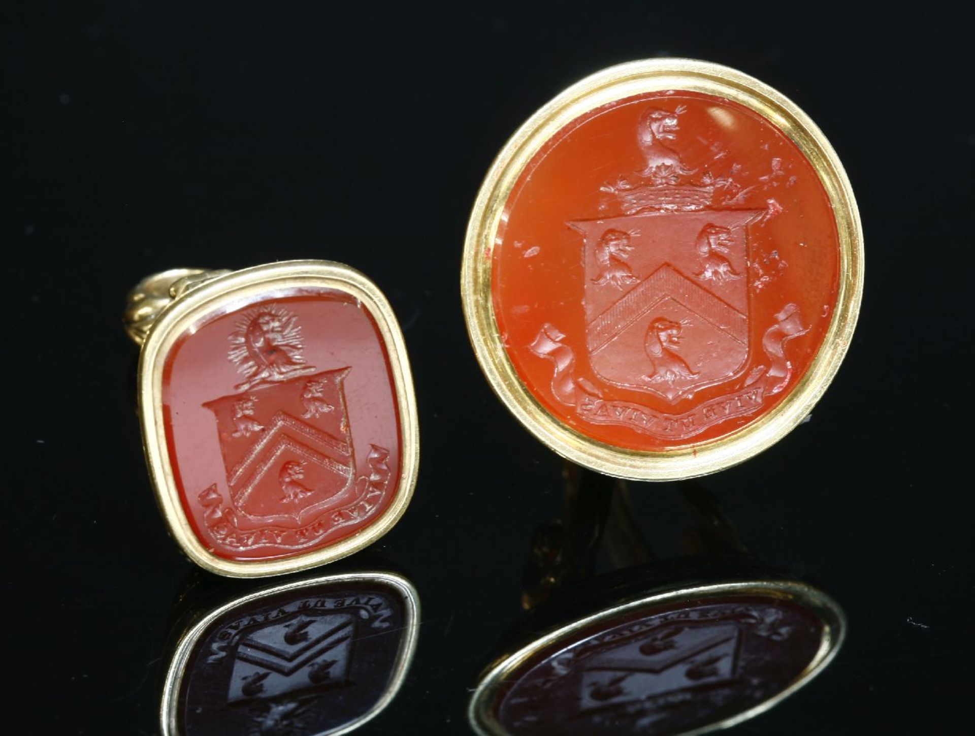 A Georgian gold intaglio carved hardstone seal, c.1790, with a circular cornelian tablet bearing the - Image 3 of 3