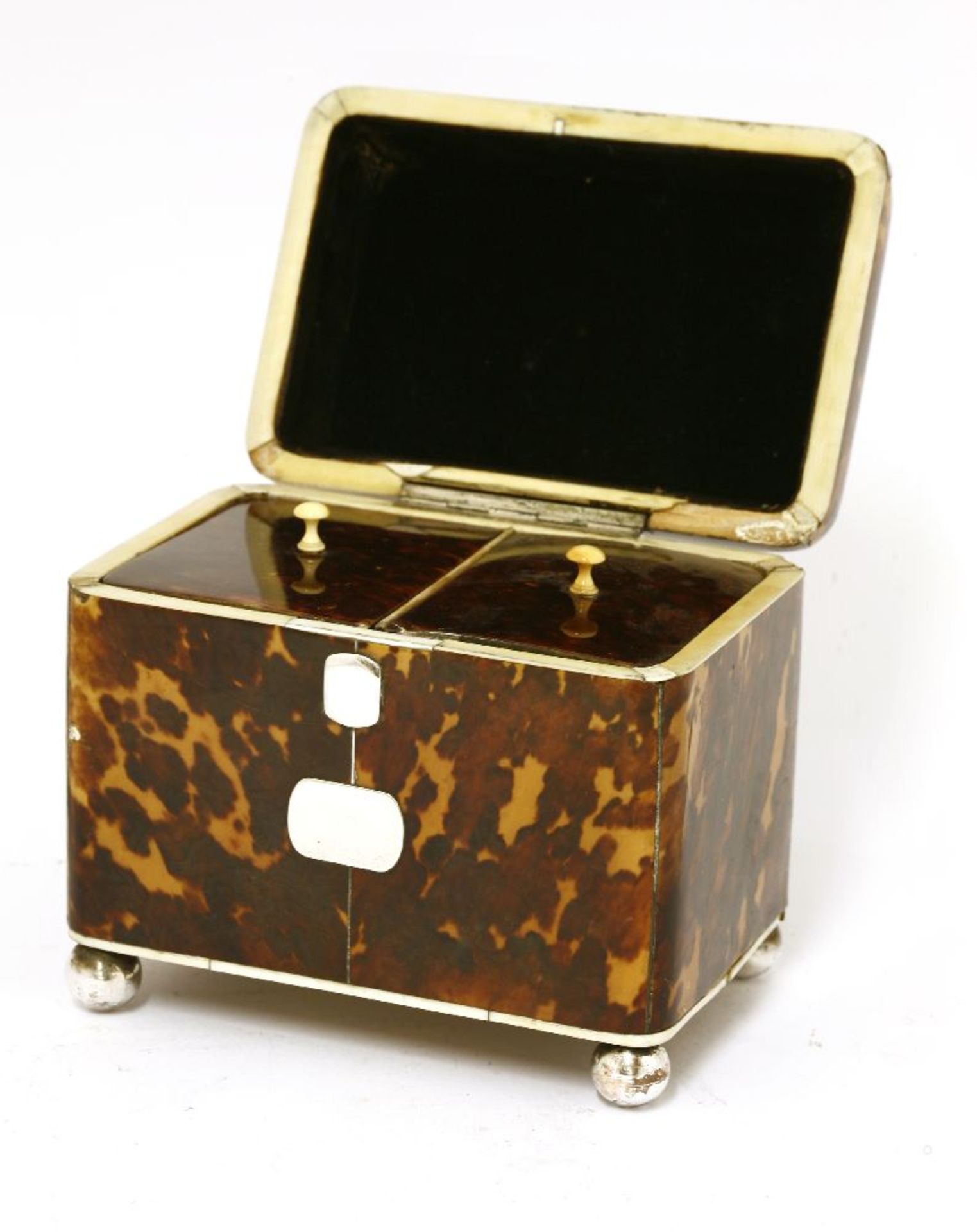 A tortoiseshell, ivory and white-metal-mounted tea caddy,early 19th century, with a ball finial over - Bild 2 aus 2