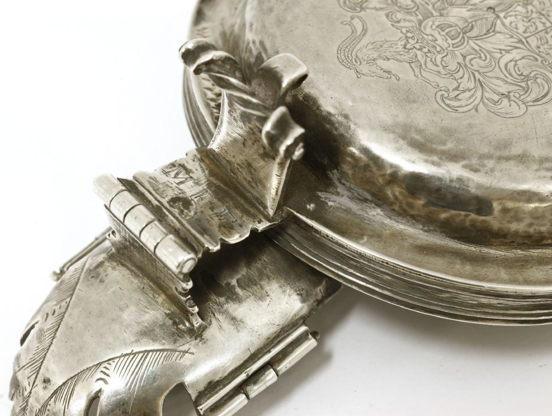 A Dutch silver tankard mount,engraved with an armorial and dated '1683', initialled M E F below - Bild 2 aus 3
