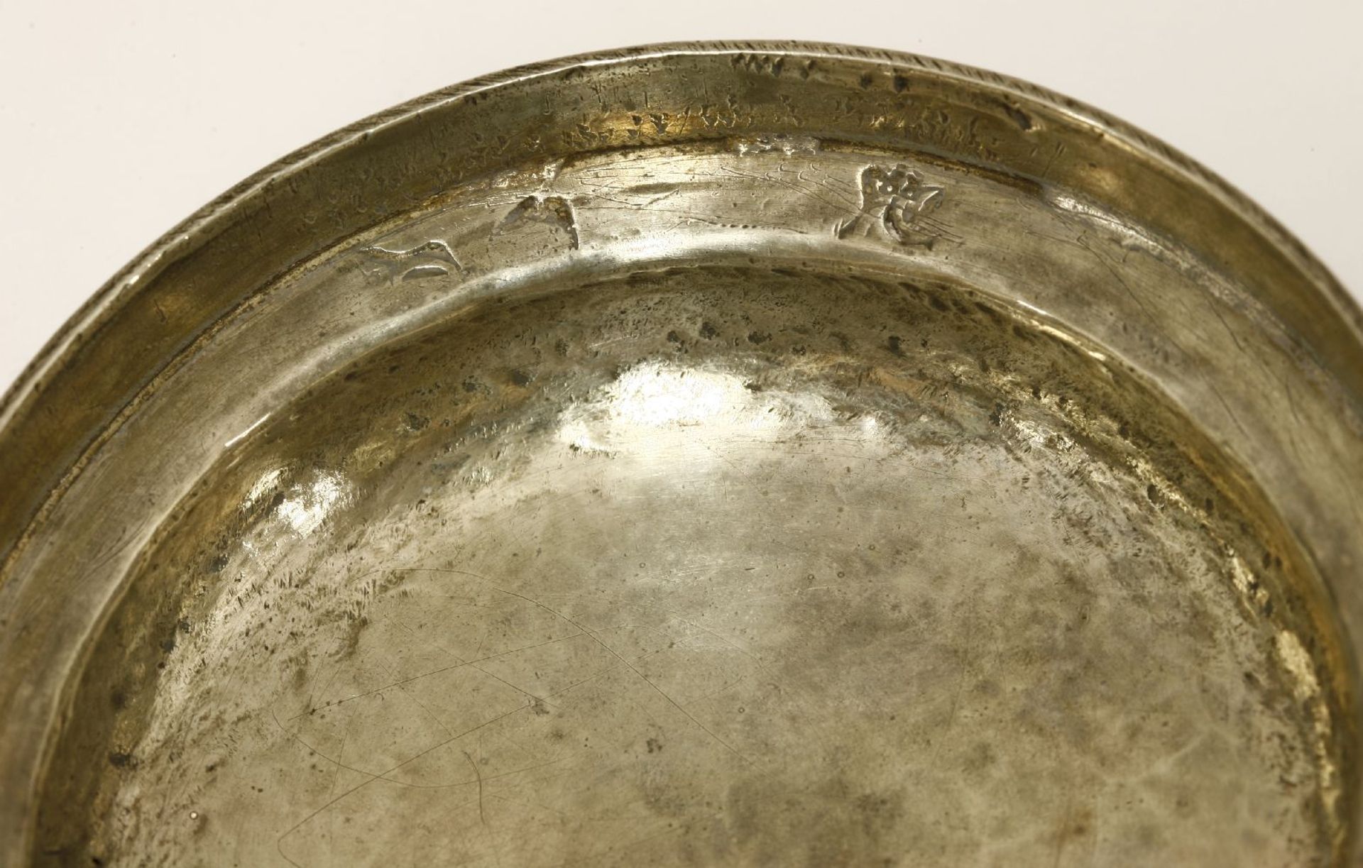 A Dutch silver tankard mount,engraved with an armorial and dated '1683', initialled M E F below - Bild 3 aus 3