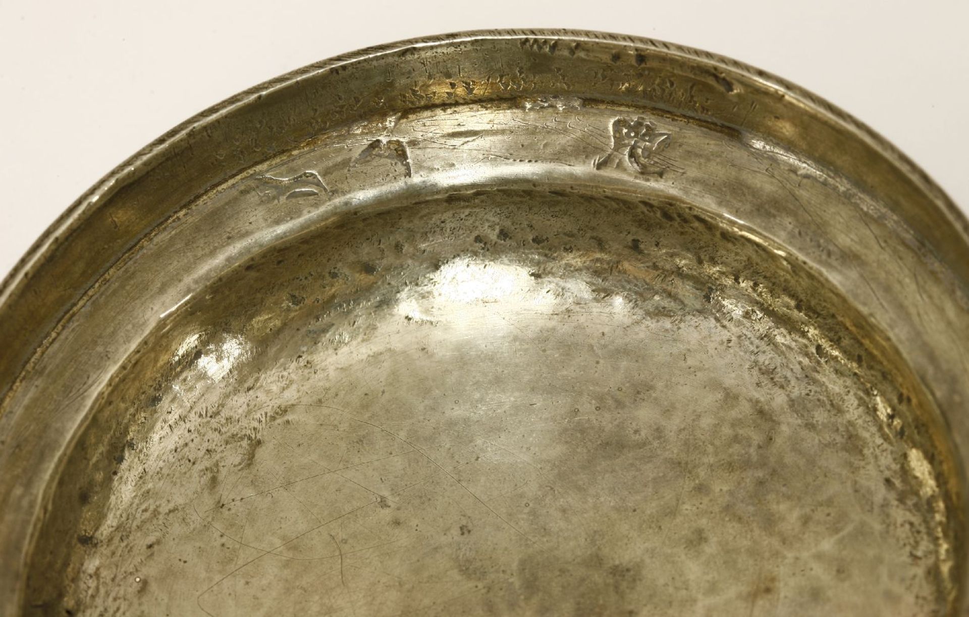 A Dutch silver tankard mount,engraved with an armorial and dated '1683', initialled M E F below - Image 3 of 3