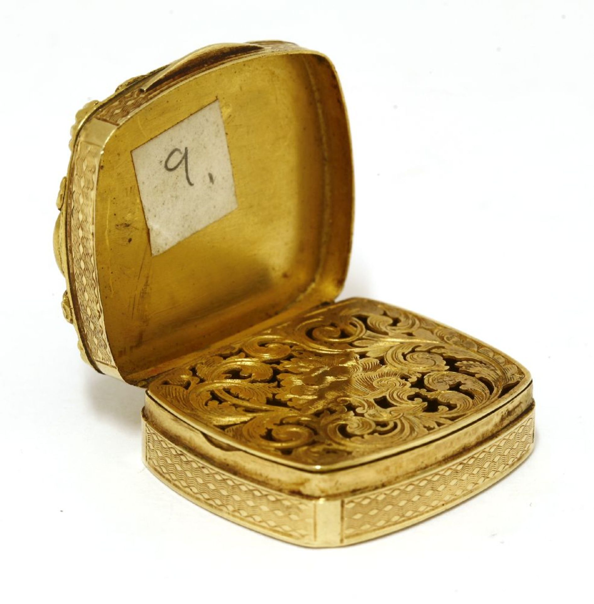 A French gold vinaigrette,unmarked,the lid with repoussé decoration of a bird amongst flowers - Bild 2 aus 3