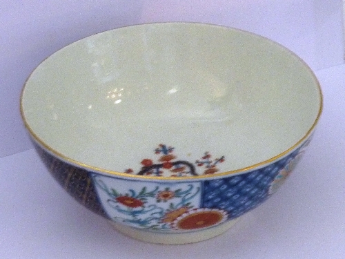 A rare 18th century Worcester porcelain bowl; very finely gilded and decorated with a Japan pattern,