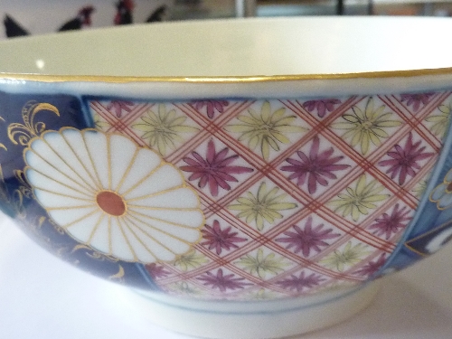 A rare 18th century Worcester porcelain bowl; very finely gilded and decorated with a Japan pattern, - Image 6 of 9